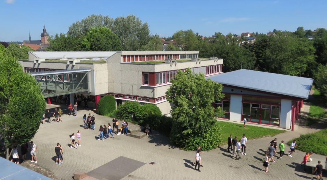 Hauptgebäude der KTS mit Anbau 
