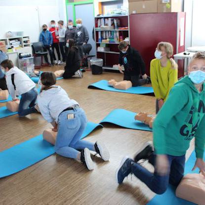 Schüler*innen üben Reanimation