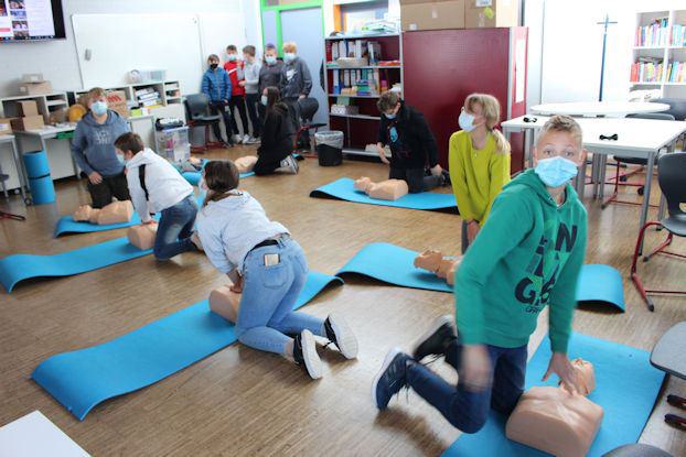 Schüler*innen üben Reanimation